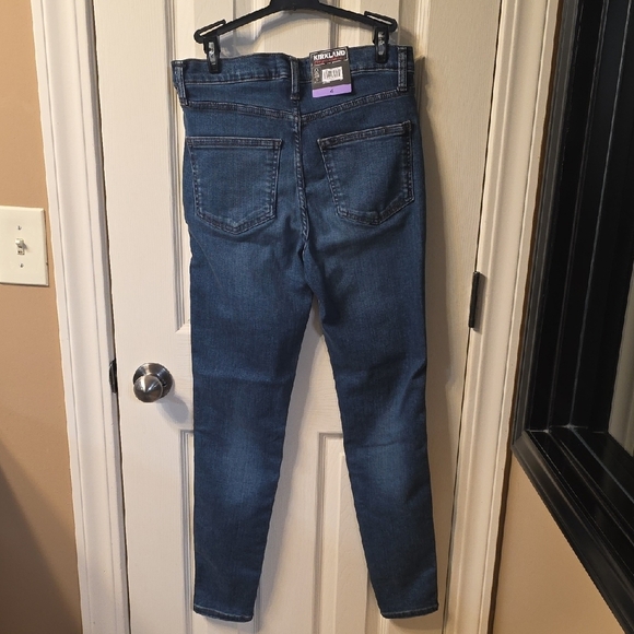 Kirkland Signature Women's Classic Blue Skinny Jeans - Picture 3 of 3